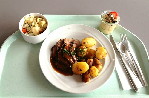 Rinderlende mit Kräuterjus & Bratkartoffeln / Beef loin with herbal jus & fried potatoes