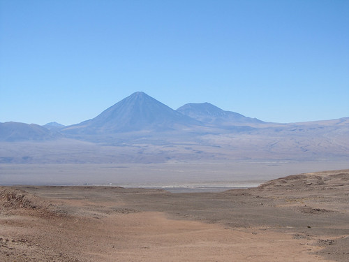 Le désert d'Atacama: le volcan Licancabur et son acolyte vus depuis la Vallée de la Mort