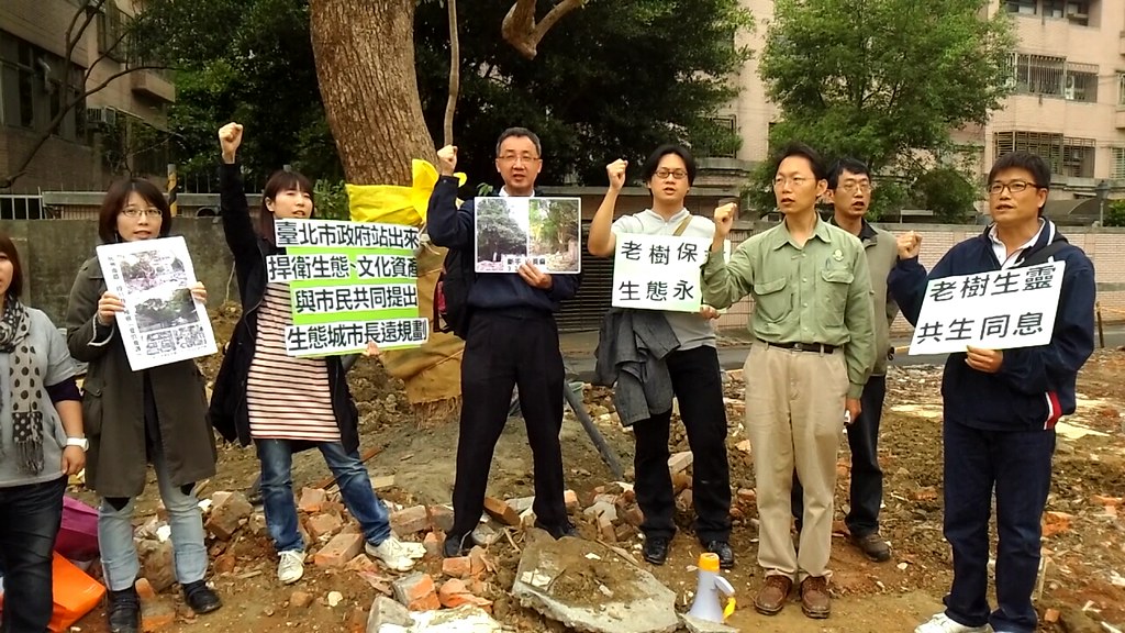民間團體舉辦護樹記者會，呼籲法務部和台北市政府停拆先清查華光社區內古蹟與自然資源。