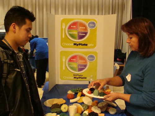 La Clínica del Pueblo comparte información sobre comidas balanceadas utilizando MyPlate/MiPlato.