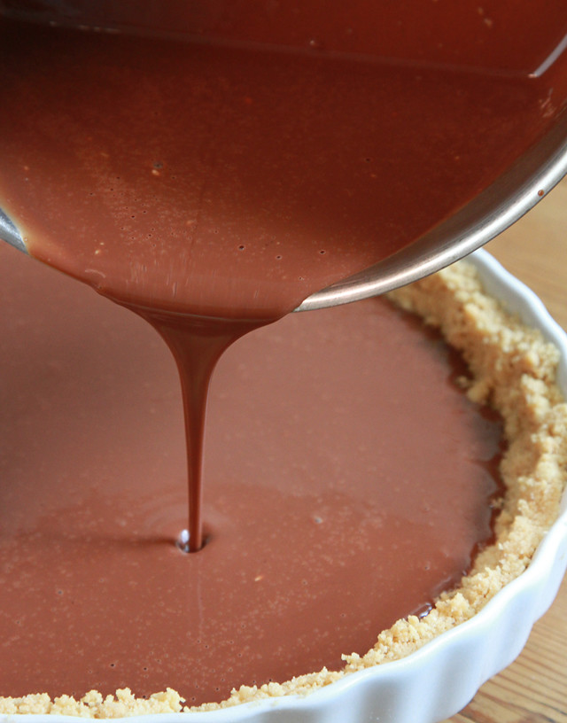 pouring chocolate filling, chocolate tart