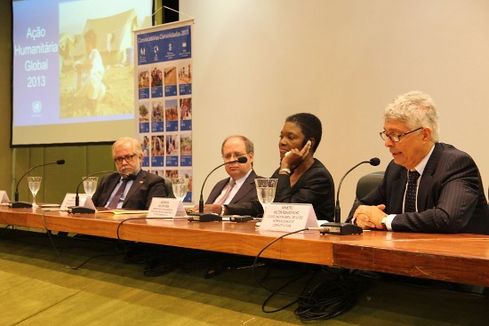 O Ministro Milton Rondó (à direita), responsável pela Coordenação-Geral de Ações Internacionais de Combate à Fome do Itamaraty, fala enquanto a Coordenadora Humanitária da ONU, Valerie Amos, observa. Crédito da foto: PNUD Brasil/Jacob Said.