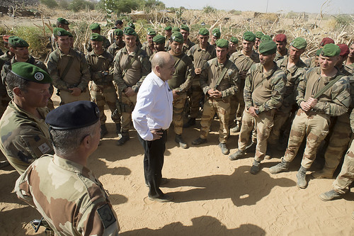 Minister (Secretary) of Defence with legionnaires in Mali