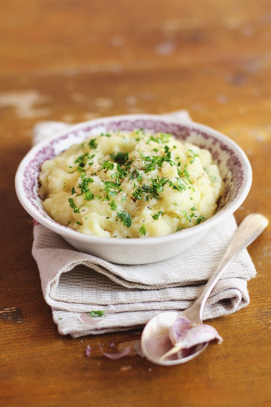 Simple mashed potatoes with roasted garlic and parsley