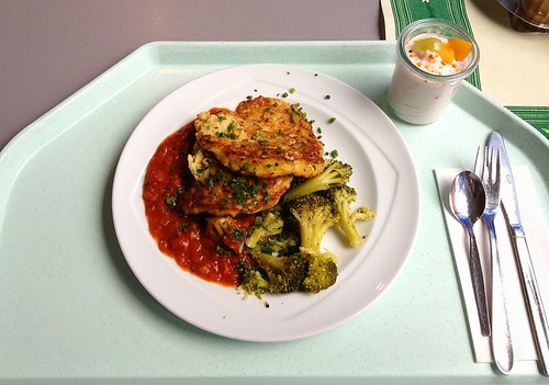 Zucchinipuffer mit Tomaten & Broccoli / Zucchini pancakes with tomatoes & broccoli