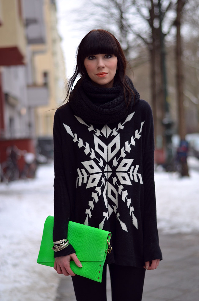 Blogger outfit: ohhandy green clutch AX Paris jumper 2