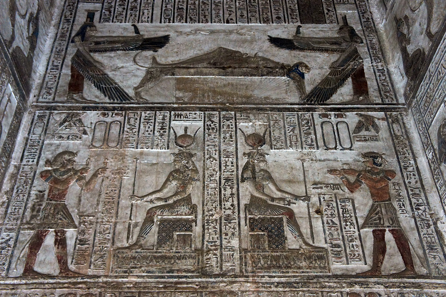Барельефы часовни Зала Подношений. Храм Хатхор, Дендера