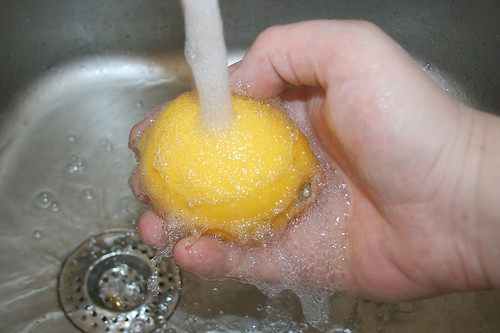 26 - Zitrone abspülen / Wash lemon