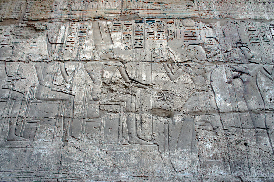 Подношения фараона Осирису и Исиде. Барельефы на стенах храма Амона, Карнак, Египет