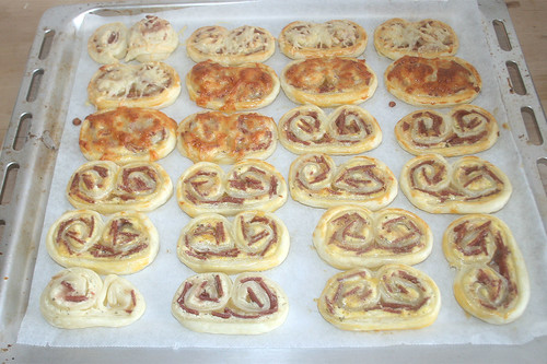 21 - Blätterteigbrezeln mit Salami & Kräuterfrischkäse - Fertig gebacken / Puff pastry pretzels with salami & herb cream cheese - finished baking