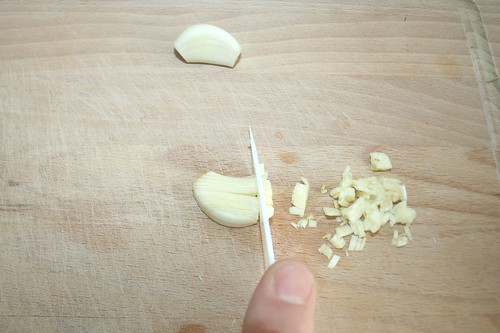 16 - Knoblauch zerkleinern / Grind garlic