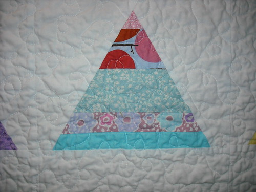 girly string triangle quilt - close up of quilting