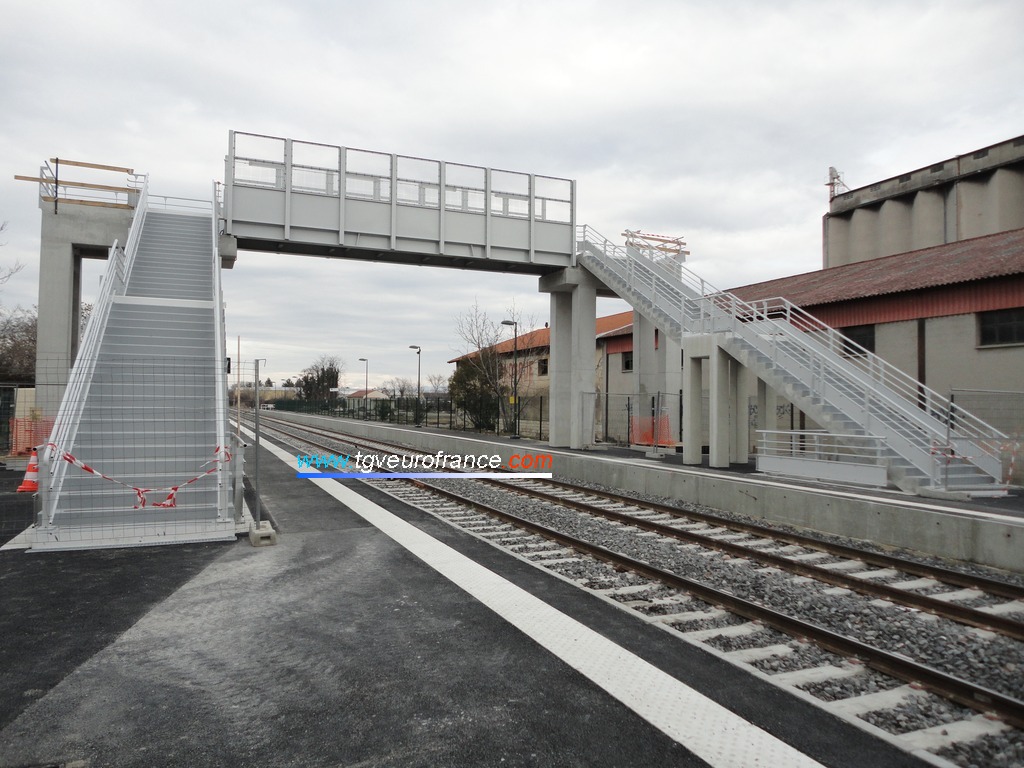 Vue d'ensemble de la passerelle en cours de construction dans la gare SNCF de Manosque Gréoux-les-Bains
