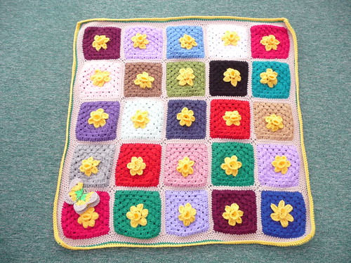 Such beautiful Granny Squares with Daffodils.