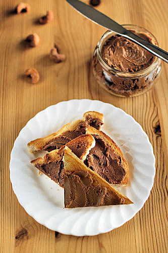 Cashew-chocolate-butter-on-