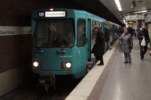 VGF 711 picks up passengers at Dom/Römer station