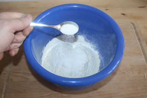 16 - Mehl, Backpulver, Natron & Salz in Schüssel geben / Put flour, baking powder, baking soda & salt to bowl
