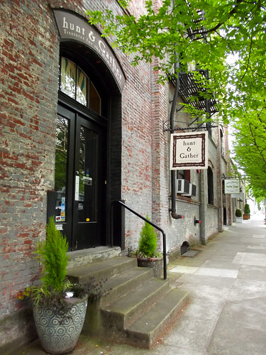 street in Portland's Pearl District (by: Rosa Say, creative commons)