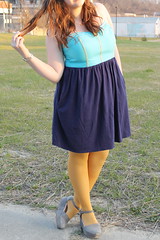 Spring outfit: teal, yellow, and navy jersey dress, yellow tights, Free People gray suede flatforms, gold arrow necklace, Ray-Ban aviator sunglasses