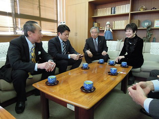 蕨市議会 保守系会派 新生会一同、須賀敬史県議と山東昭子 参議院議員