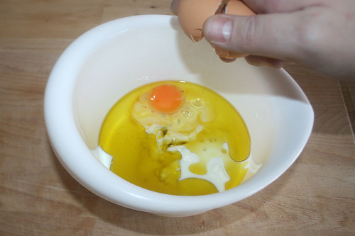 21 - Ei aufschlagen / Add egg