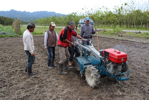 志工們輪流操作小型翻耕機。
