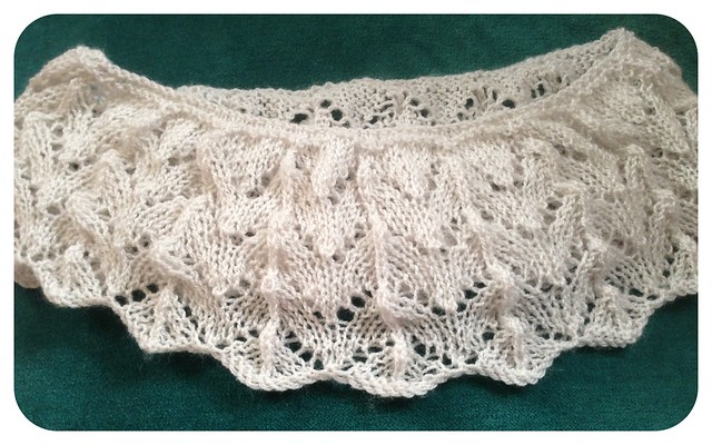 Unblocked lace collar