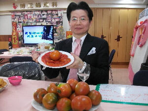 醫師蔡鋒博說他以番茄減肥法，4週減重11公斤。（記者曾厚銘攝）