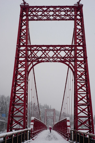 赤い鉄橋と少女