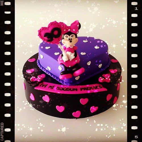 Minnie Mouse 30th Birthday Cake... #30th #30thbirthday #burcinbirdane #minniemouse #minnie #birthdaycake #heartcake #lovecake