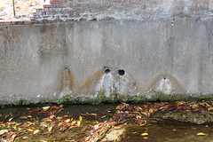 石頭公廟牆壁上的水管，不久前還會出水。