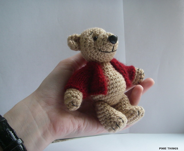 Bear in red cardigan-01