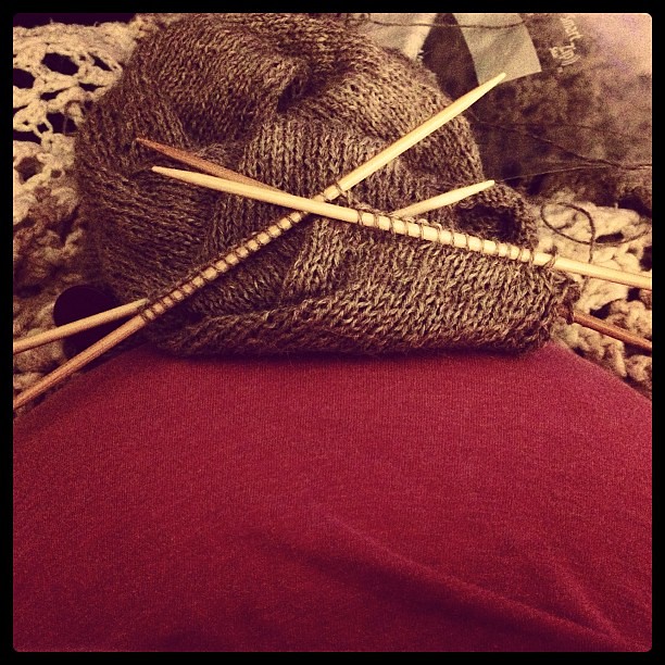 Sleeve #2 and baby week 30. #knit #pregnant