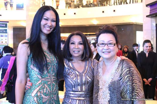 2. L-R Kimora Lee Simmons with Dato’ Farah Khan of The Melium Group and Joyce Yap, CEO Retail of Pavilion KL.