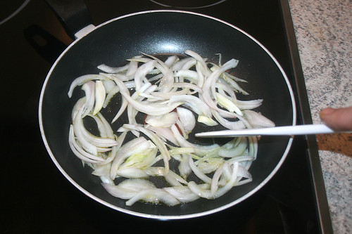 13 - Zwiebeln andünsten / Roast onions lightly