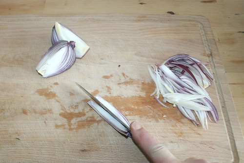 16 - Zwiebel in Spalten schneiden / Cut onion in slices
