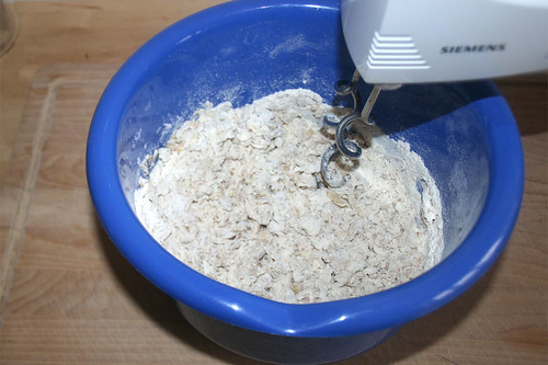 16 - Teig kneten / Knead dough