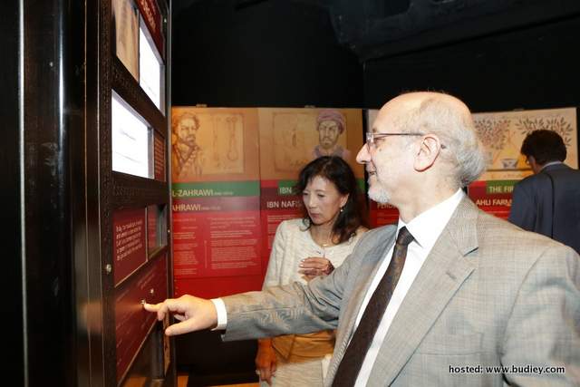 Ambassador of Chile looking at the displays