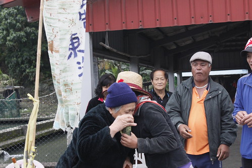 靜浦的長輩和徒步行動的成員擁抱，彼此鼓勵打氣。