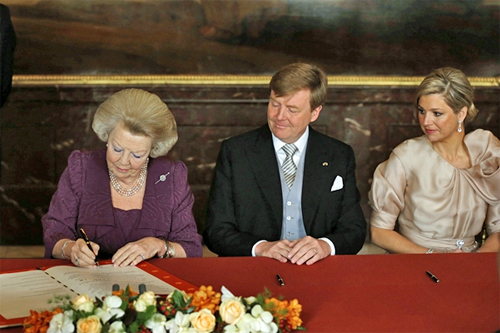 Queen Beatrix signs abdication