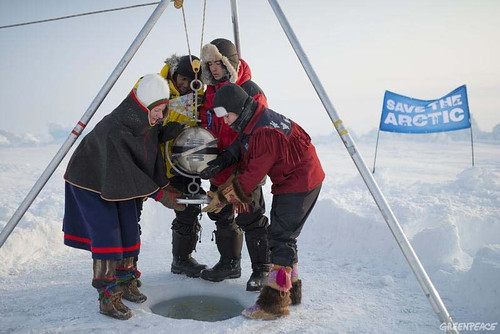 綠色和平遠征隊將旗幟和時空膠囊沉入北極海床。從左到右：Josefina Skerk, Renny Bijoux, Ezra Miller, Kiera Kolson（照片由Christian Aslund/綠色和平提供）。