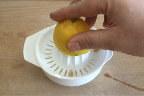 08 - Zitrone auspressen / Squeeze lemon