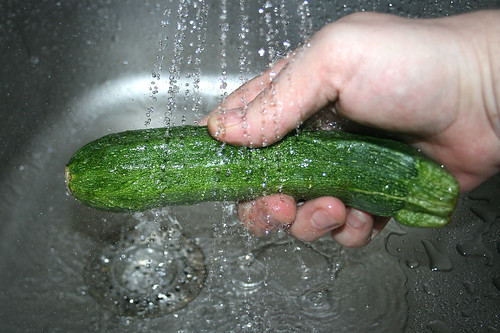 13 - Zucchini waschen / Wash zucchini