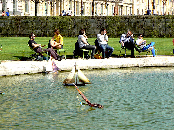 farniente autour du bassin des Tuileries.jpg