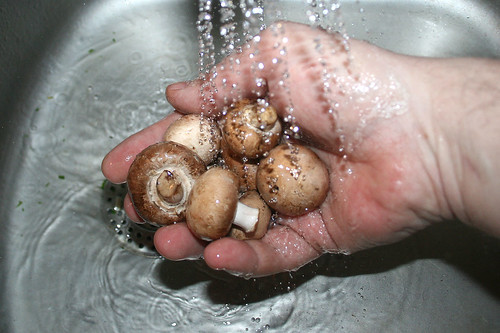 54 - Champignons abspülen / Wash mushrooms