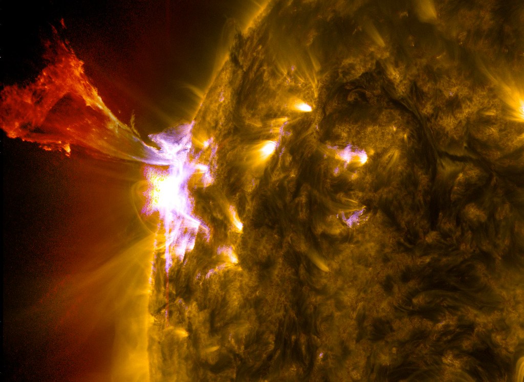 Sun Emits a Mid-Level Flare