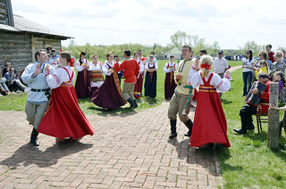 Танцы фольклорного коллектива "Тарханские посиделки"