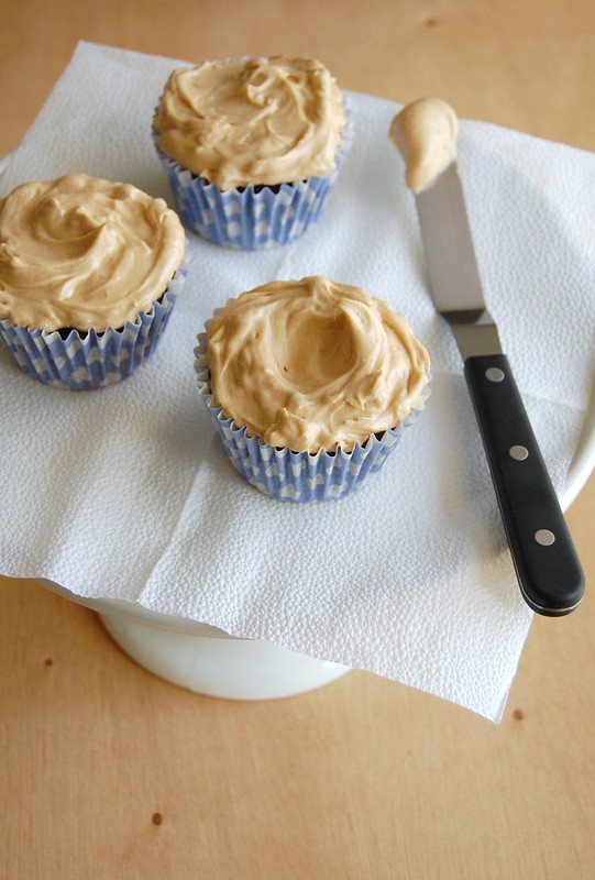 Chocolate whisky cupcakes with peanut butter icing / Cupcakes de chocolate e uísque com cobertura de manteiga de amendoim