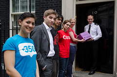 Активісти передають петицію в будинок премєр-міністра Великобританї