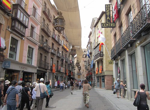 トレド旧市街の通りに入る　2012年6月2日 by Poran111